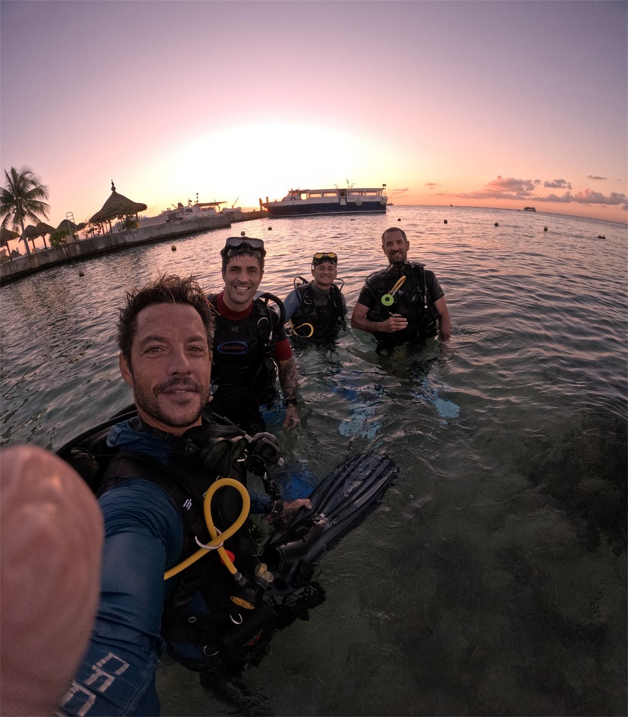 Grupo de buzos al atardecer en la costa de Cozumel