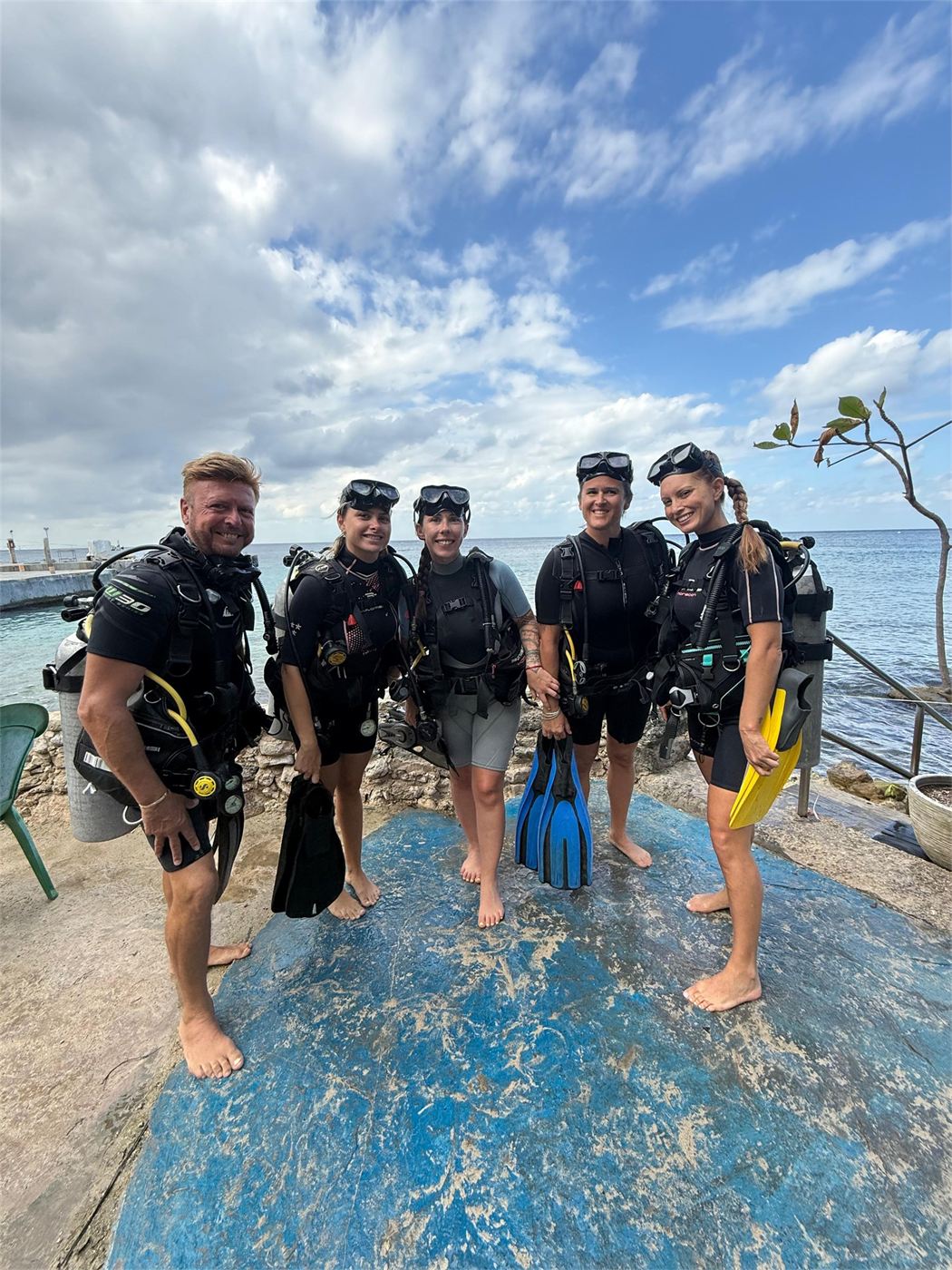 Grupo listo para bucear desde la costa